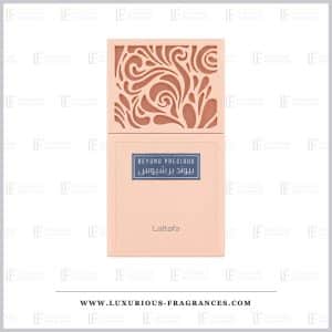Coffret du parfum Beyond Precious de Lattafa, etui peche poudre a arabesques terracotta en relief