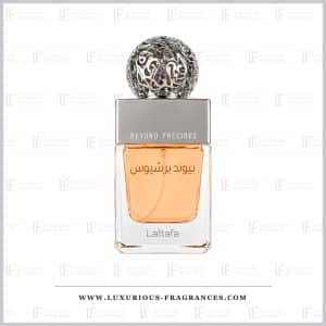 Flacon de parfum Beyond Precious de Lattafa, eau de parfum feminine 100 ml, jus peche et bouchon spherique argente ajoure