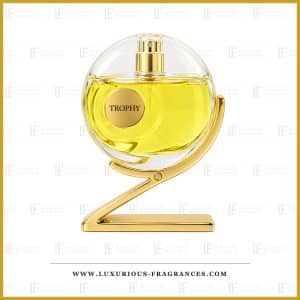 Flacon de parfum Trophy de Maison Asrar, eau de parfum mixte 100 ml, sphere de verre a jus jaune sur socle dore